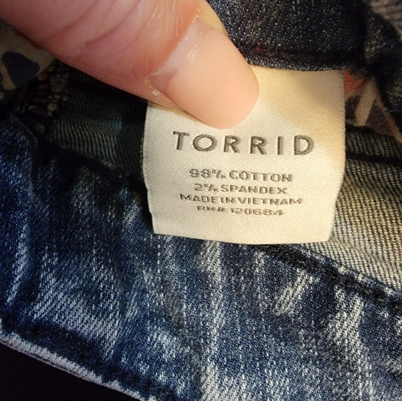 Torrid Acid Washed shorts, Sz24 - Picture 6 of 10